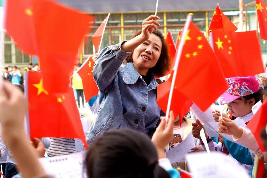 努力向上的铁球
