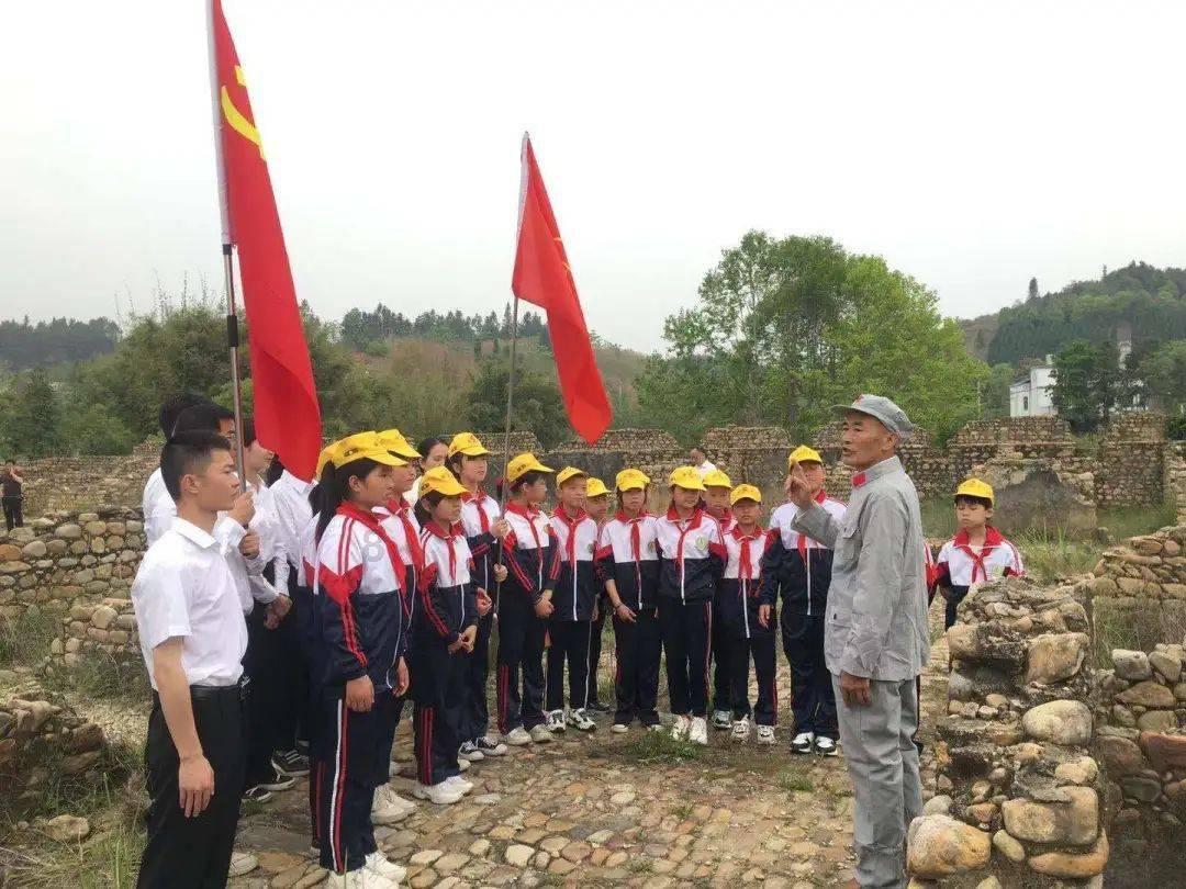 诸葛亮出山时,水镜先生仰天大笑说10个字,暗示了孔明的最终结局